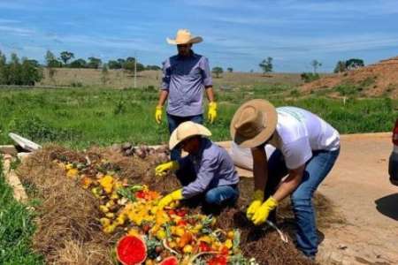 Hora de Colocar Mais Resíduo Na Leira 